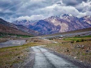 hiking in himalayas